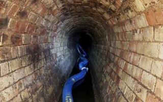 У Рівному двоє п’яних чоловіків упали в каналізацію і травмувалися