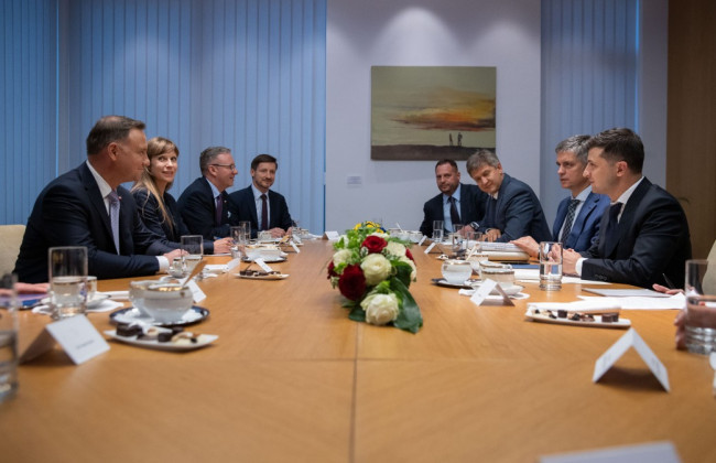 Зеленський зустрівся з Президентом Литви у Варшаві: про що говорили