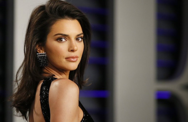 На Кендалл Дженнер подали в суд, а Джонни Деппа обвинили в расизме: новости шоубиза