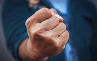 На Львівщині робітник прокуратури накинувся на офіціантку з кулаками