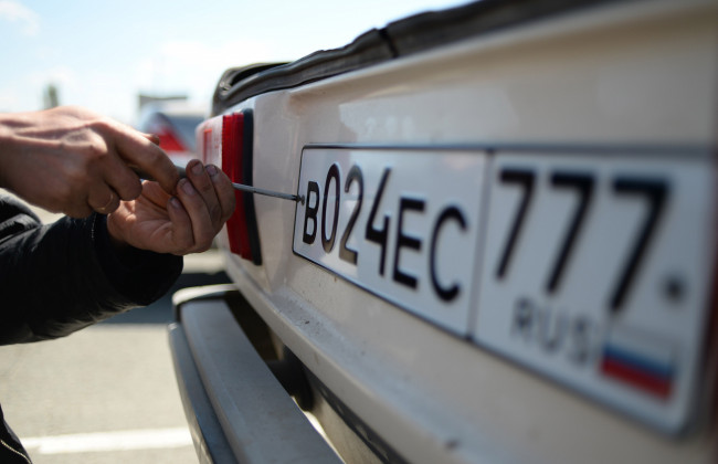 В Киеве обворовали автомобиль сотрудника посольства РФ