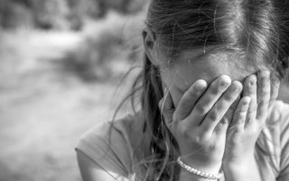 В Сумах мужчина изнасиловал шестилетнюю дочь гражданской жены