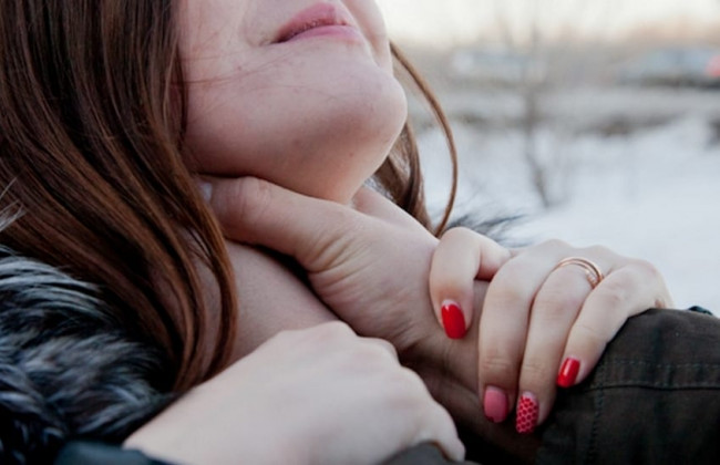 Душил в подъезде: в Днепре средь бела дня напали на студентку