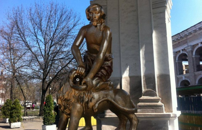 В столице вандалы поглумились над скульптурой: фото