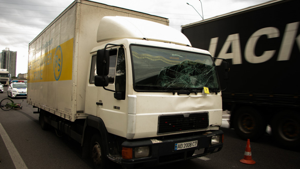 В Киеве грузовик насмерть сбил велосипедиста-рыбака