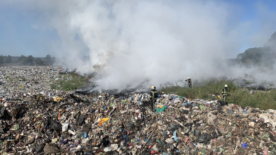 Масштабна пожежа під Києвом: палало сміттєзвалище