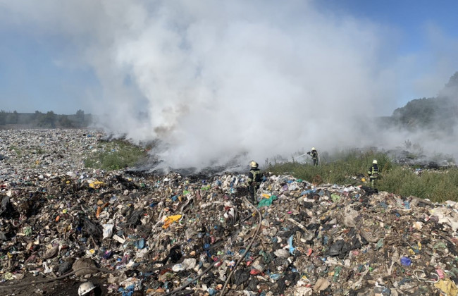Масштабна пожежа під Києвом: палало сміттєзвалище