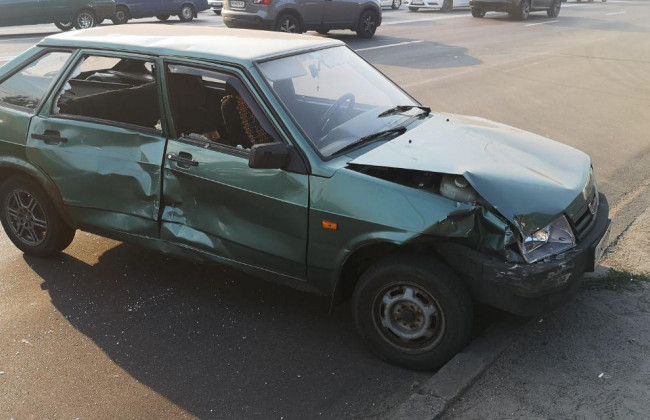 У Києві зіткнулись три автомобілі: рух у напрямку Троєщини перекрито