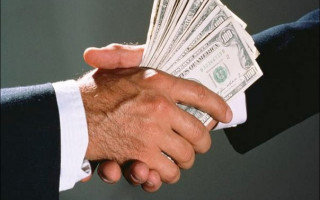 Погорів на хабарі: затримано начальника Полтавської митниці