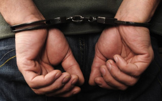 У Києві зґвалтували жінку на очах у дитини: що відомо