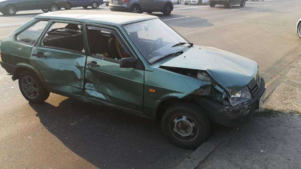 У Києві зіткнулись три автомобілі: рух у напрямку Троєщини перекрито