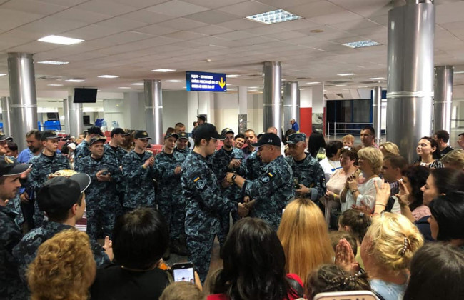 Освобожденные украинские моряки получили награды и новые звания