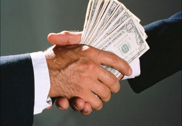 Погорів на хабарі: затримано начальника Полтавської митниці