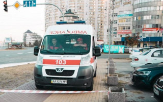 В Киеве мужчина изрезал себя стеклом от флакона и истек кровью
