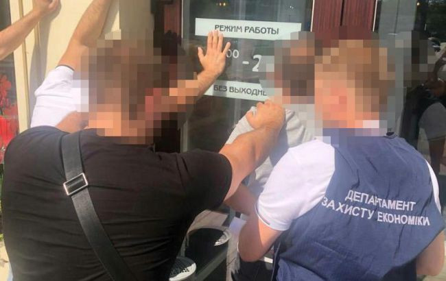 Вимагав $15 000 за землю: на Миколаївщині затримали депутата-хабарника
