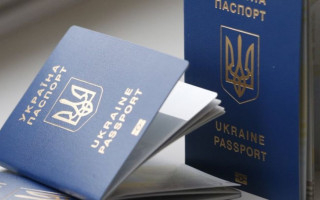 Украинцы могут использовать загранпаспорт для получения банковских услуг