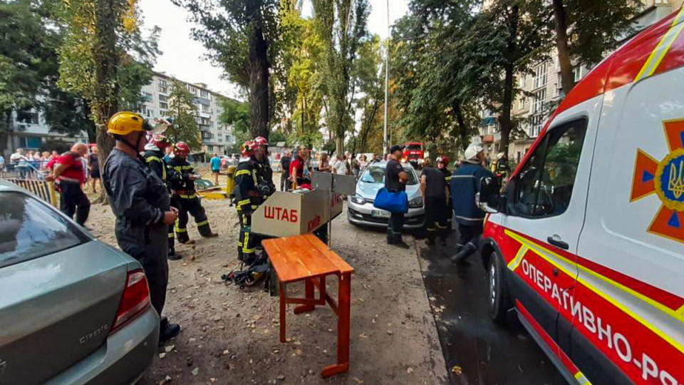 В Киеве сгорела квартира: погиб человек, еще 30 эвакуировали