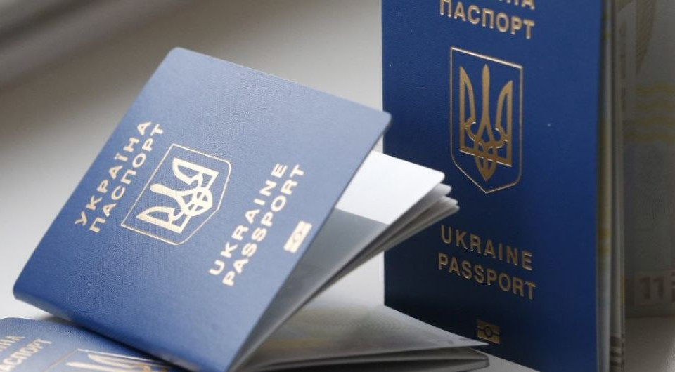 Украинцы могут использовать загранпаспорт для получения банковских услуг