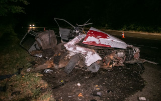 Автомобиль разорвало на две части: в жутком ДТП под Киевом погибла супружеская пара