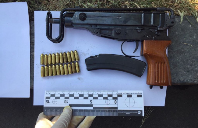 Переховували вогнепальну зброю: зловмисникам загрожує до 7 років в’язниці
