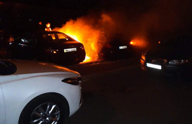 На столичних Осокорках згоріли три іномарки: відео
