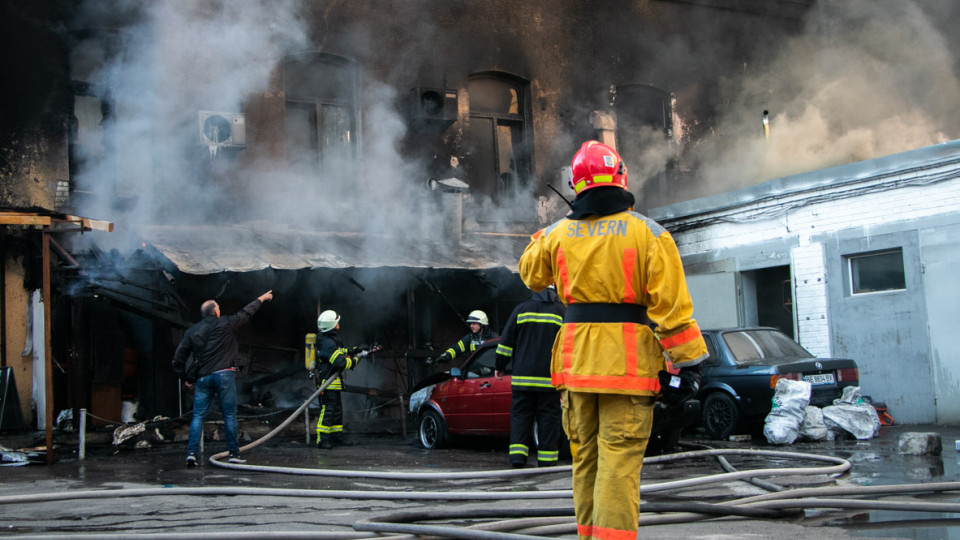 Над Киевом поднялся столб дыма: в центре столицы вспыхнул масштабный пожар