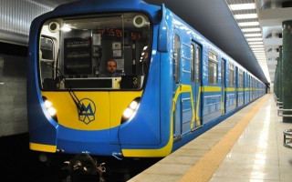 У Києві неадекват стрибнув під потяг метро: є відео