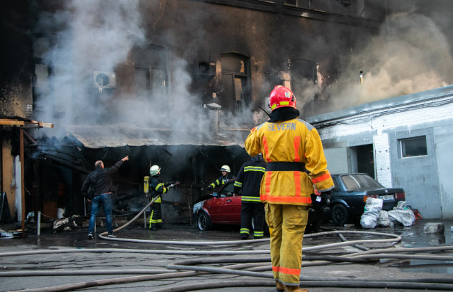 Над Киевом поднялся столб дыма: в центре столицы вспыхнул масштабный пожар
