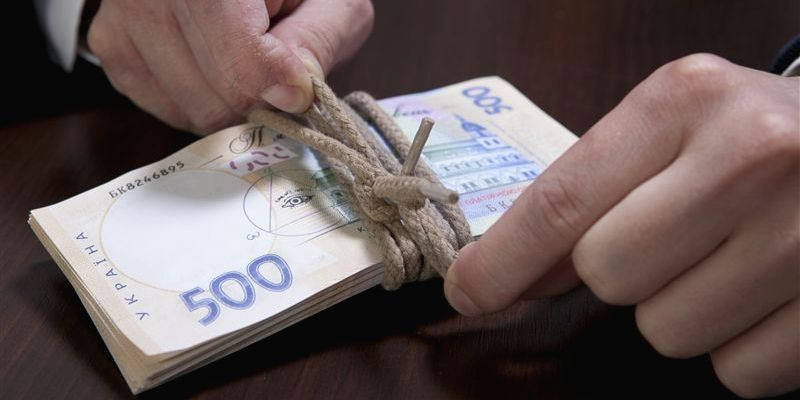 У Києві «впливовий» коп вимагав гроші за повернення документів: подробиці