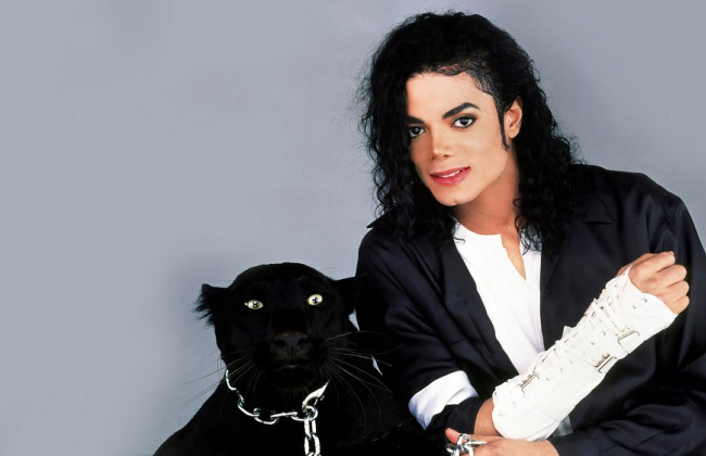 Коллекцию Джексона выставили на продажу, а Анжелина Джоли вновь станет мамой: новости шоубиза