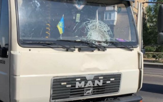 В Киеве мужчина бросился под колеса грузовика: пострадавшего госпитализировали