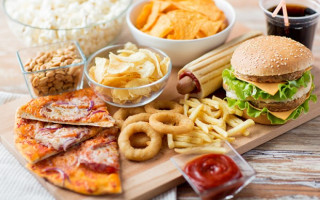 Какие продукты провоцируют онкологию: что стоит исключить из своего рациона