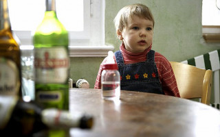 Во Львове горе-мать спаивала малолетнюю дочь