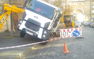 ЧП на Печерске: грузовик ушел под землю
