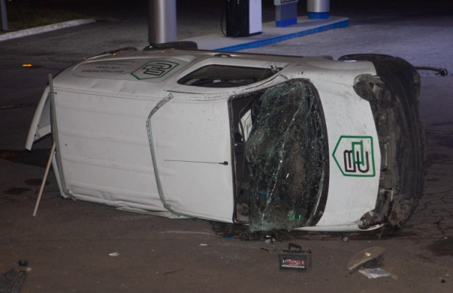 В Днепре автомобиль сорвался с моста и упал на заправку