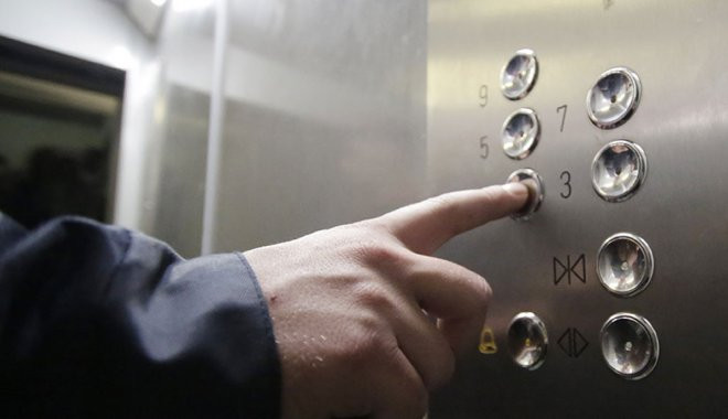 Нападав з ножем на жінок у ліфтах: суд призначив покарання зловмиснику