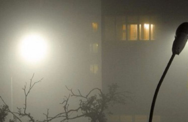 Киевляне массово жалуются на жуткий запах по ночам: что известно