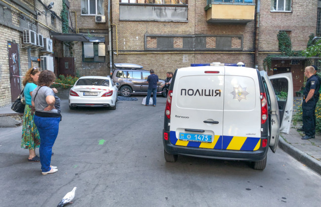 Трагедия в Киеве: из окна многоэтажки выпала женщина