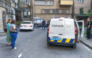 Трагедия в Киеве: из окна многоэтажки выпала женщина