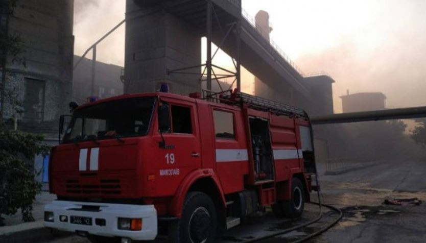 Масштабный пожар под Николаевом: горит цех цементного завода
