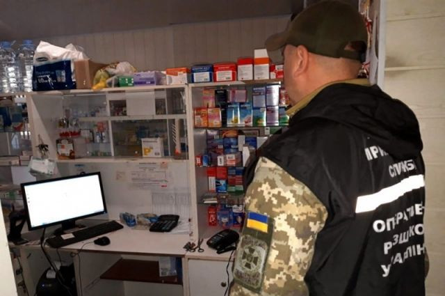 Зброя і наркотики: на Донеччині обшукали мережу аптек