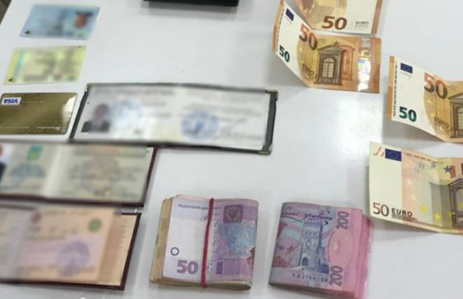 ДБР затримало зухвалих прикордонників-хабарників