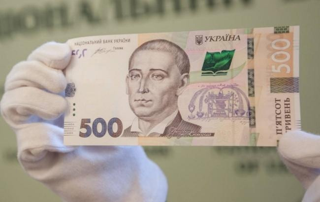 Фальшивые деньги наводнили Украину: в НБУ рассказали, как отличить подделку