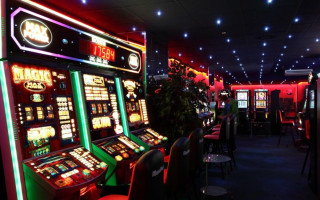 Організували підпільне казино у Дніпрі: ДБР взялося за справу «азартних» правоохоронців