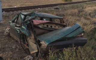 Автомобіль перетворився на брухт: на Запоріжжі легковик потрапив під потяг