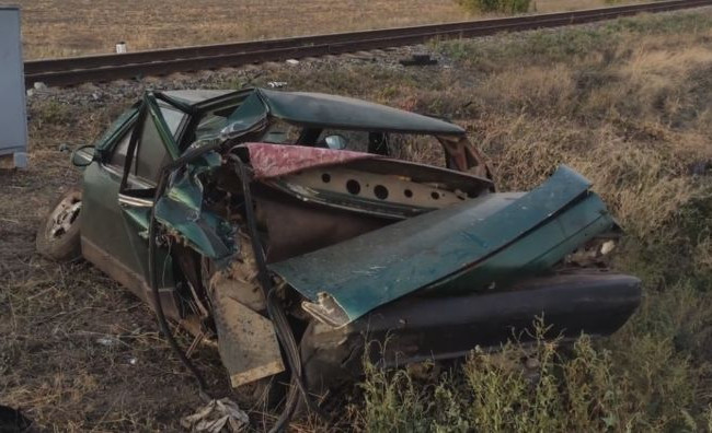 Автомобіль перетворився на брухт: на Запоріжжі легковик потрапив під потяг