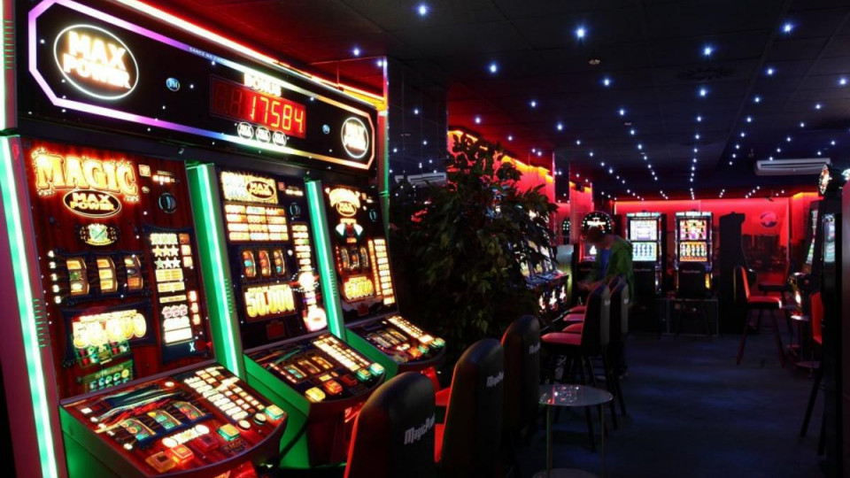Організували підпільне казино у Дніпрі: ДБР взялося за справу «азартних» правоохоронців
