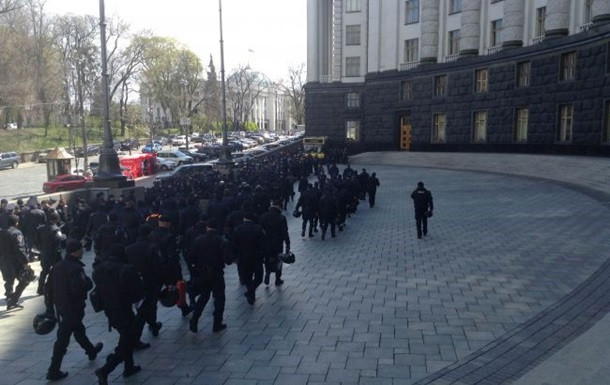 Центр Киева перекрыли: возле КГГА собрались обманутые инвесторы столичных недостроев