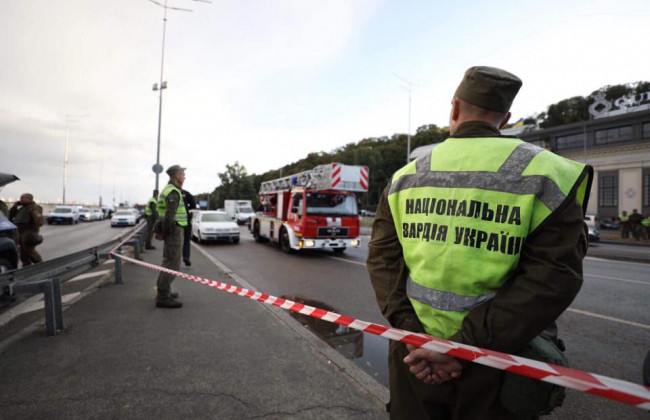 Мужчина угрожает взорвать мост Метро в Киеве: в полиции сообщили подробности