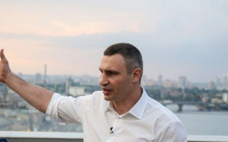 Кличко прибыл к мосту Метро: мэр столицы прокомментировал события